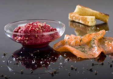 Recette : Gravlax de saumon et sa tahina de betterave rouge - EpiSaveurs