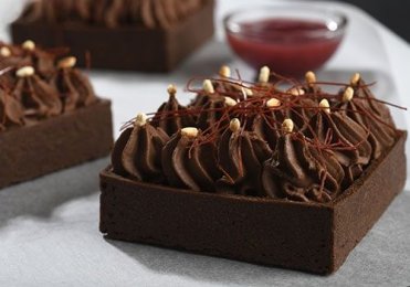 Recette : Tartelette ganache chocolat montée au piment d’Espelette, coulis de fruits rouges - EpiSaveurs