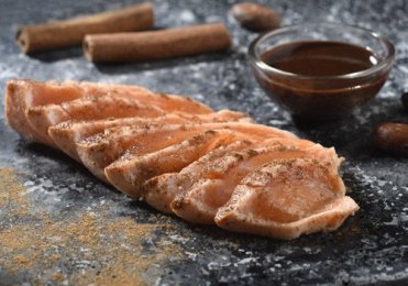Recette : Cœur de saumon confit à l’huile de cannelle et sa vinaigrette soja-cacao - EpiSaveurs