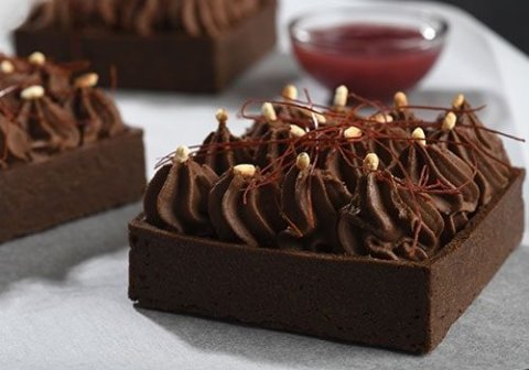 Recette : Tartelette ganache chocolat montée au piment d’Espelette, coulis de fruits rouges - EpiSaveurs
