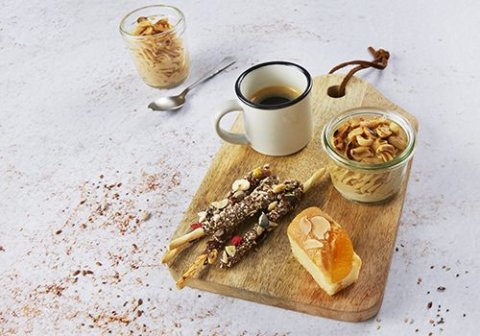 Recette : Café gourmand mousse praliné cacahuète, moelleux abricot amande verveine et finger aux graines et chocolat - EpiSaveurs