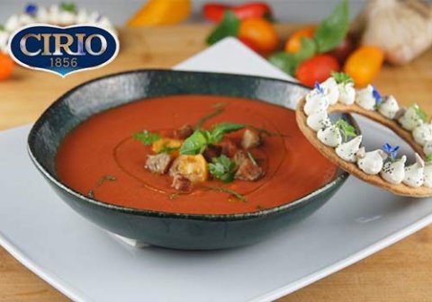 Recette : Gaspacho de tomates au basilic sablé parmesan mascarpone - EpiSaveurs