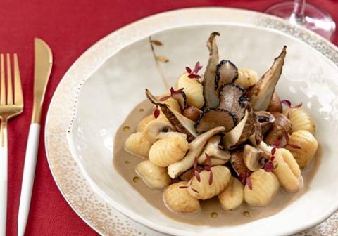 Recette : Gnocchis de topinambour, sauce crémeuse aux champignons avec lamelles de carpaccio de truffe - EpiSaveurs