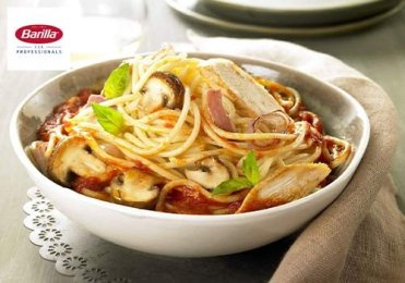 Recette : Spaghetti aux champignons de Paris, pancetta, émincés de poulet &amp; sauce Pomodoro - EpiSaveurs